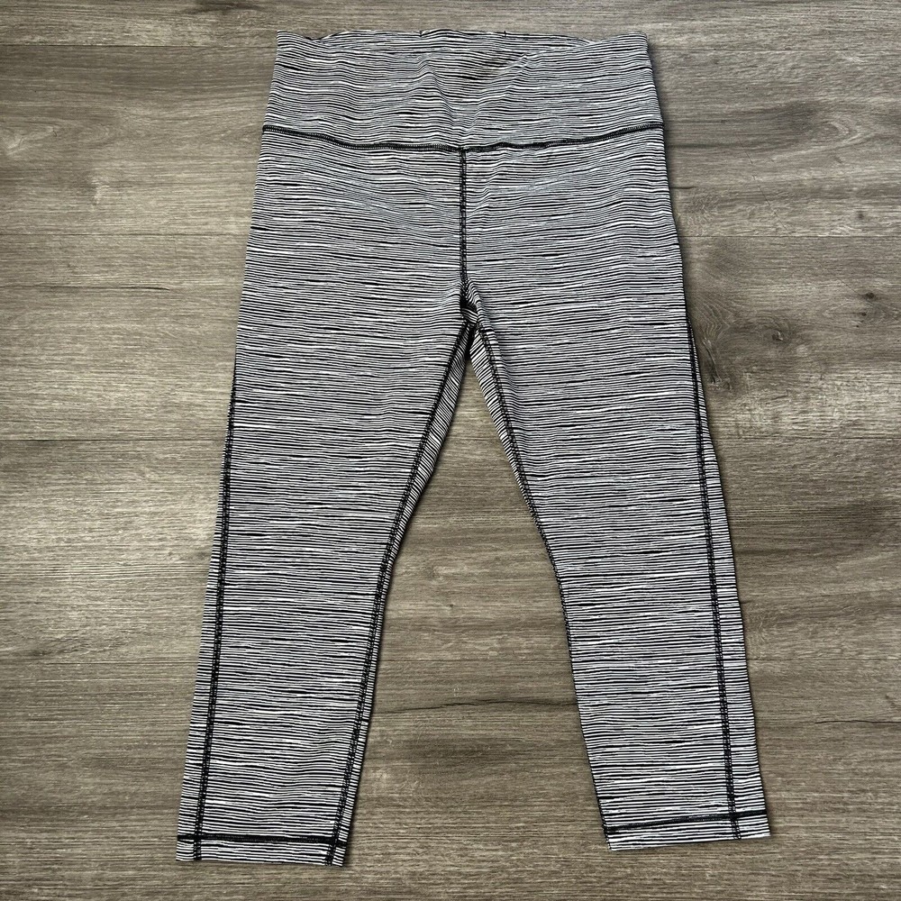 Athleta Ultimate Linear Lines Capri Hi-Rise Legging Sz M Gym crop Black White